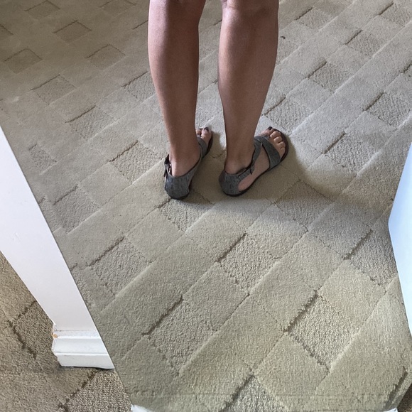 Leather sandals with thong toe and adjustable strap. Back of foot support - Picture 4 of 11